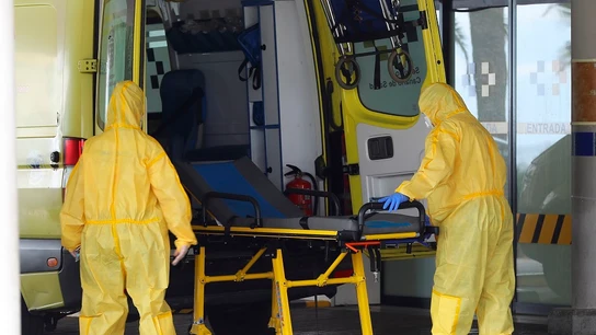 Sanitarios en una ambulancia Sanitarios en una ambulancia