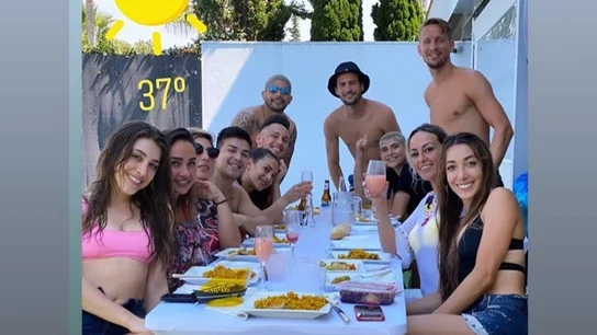 Lucas Ocampos, 'Mudo' Vázquez, De Jong y Éver Banega, junto a sus mujeres y amigas Lucas Ocampos, 'Mudo' Vázquez, De Jong y Éver Banega, junto a sus mujeres y amigas