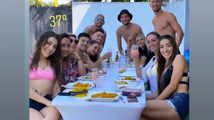 Lucas Ocampos, 'Mudo' Vázquez, De Jong y Éver Banega, junto a sus mujeres y amigas