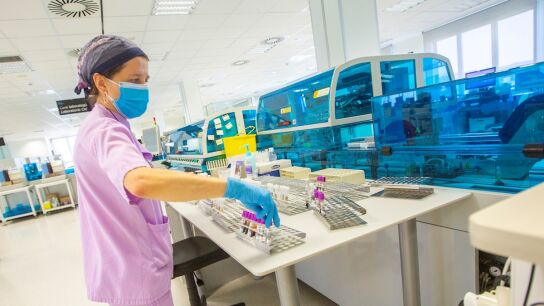 Una t&eacute;cnica del laboratorio del Hospital Universitario de &Aacute;lava