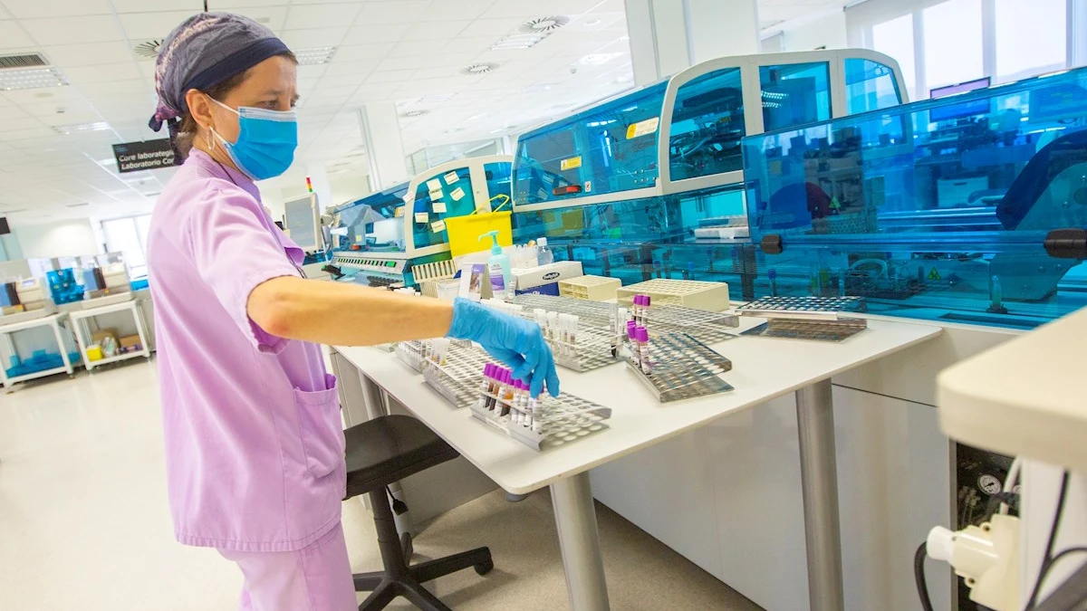 Una técnica del laboratorio del Hospital Universitario de Álava