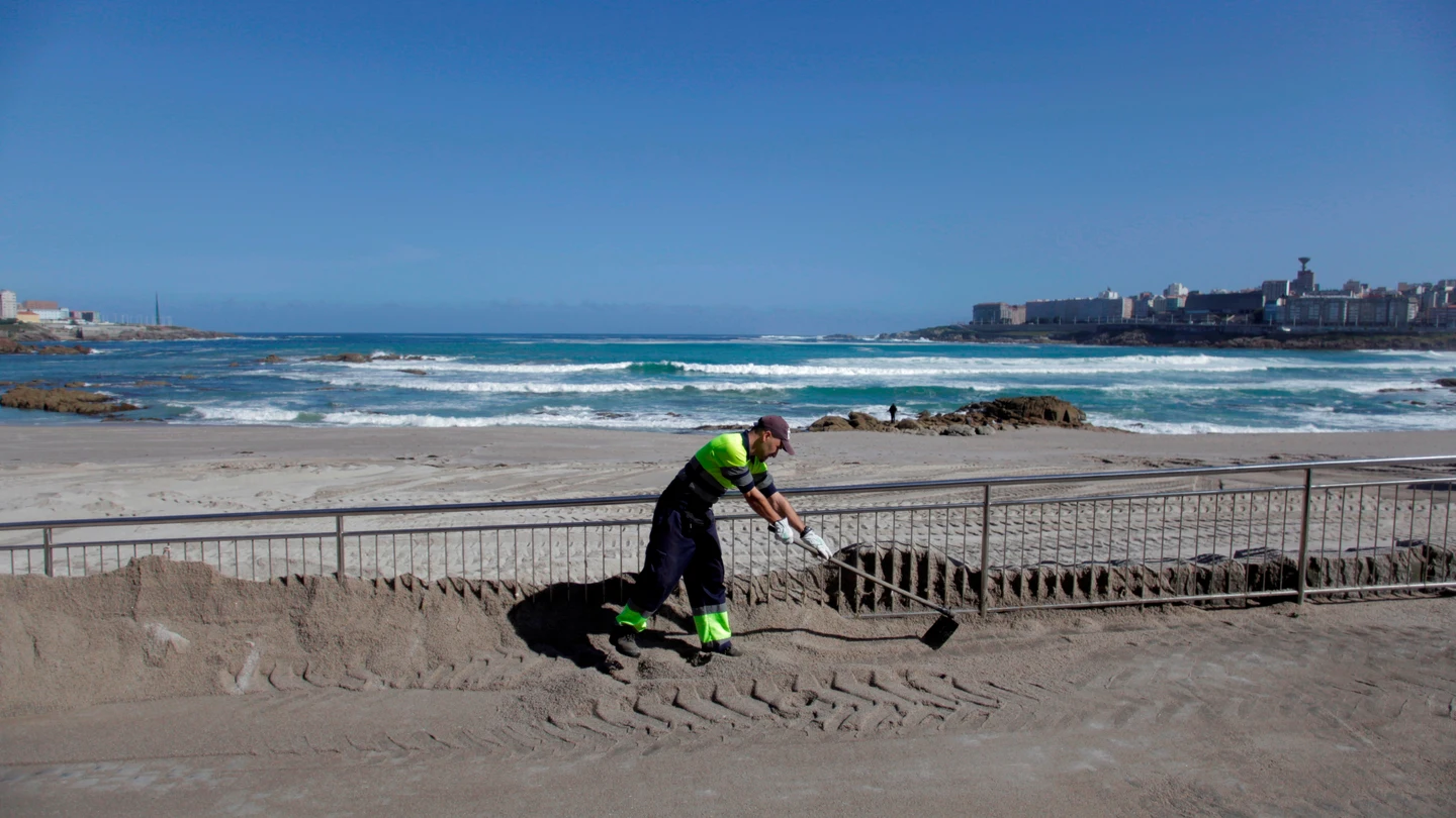 Un operario del concello de A Coruña trabaja en el acondicionando la playa de Riazor Un operario del concello de A Coruña trabaja en el acondicionando la playa de Riazor