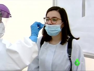 Un sanitario hace un test a una paciente para saber si tiene coronavirus Un sanitario hace un test a una paciente para saber si tiene coronavirus
