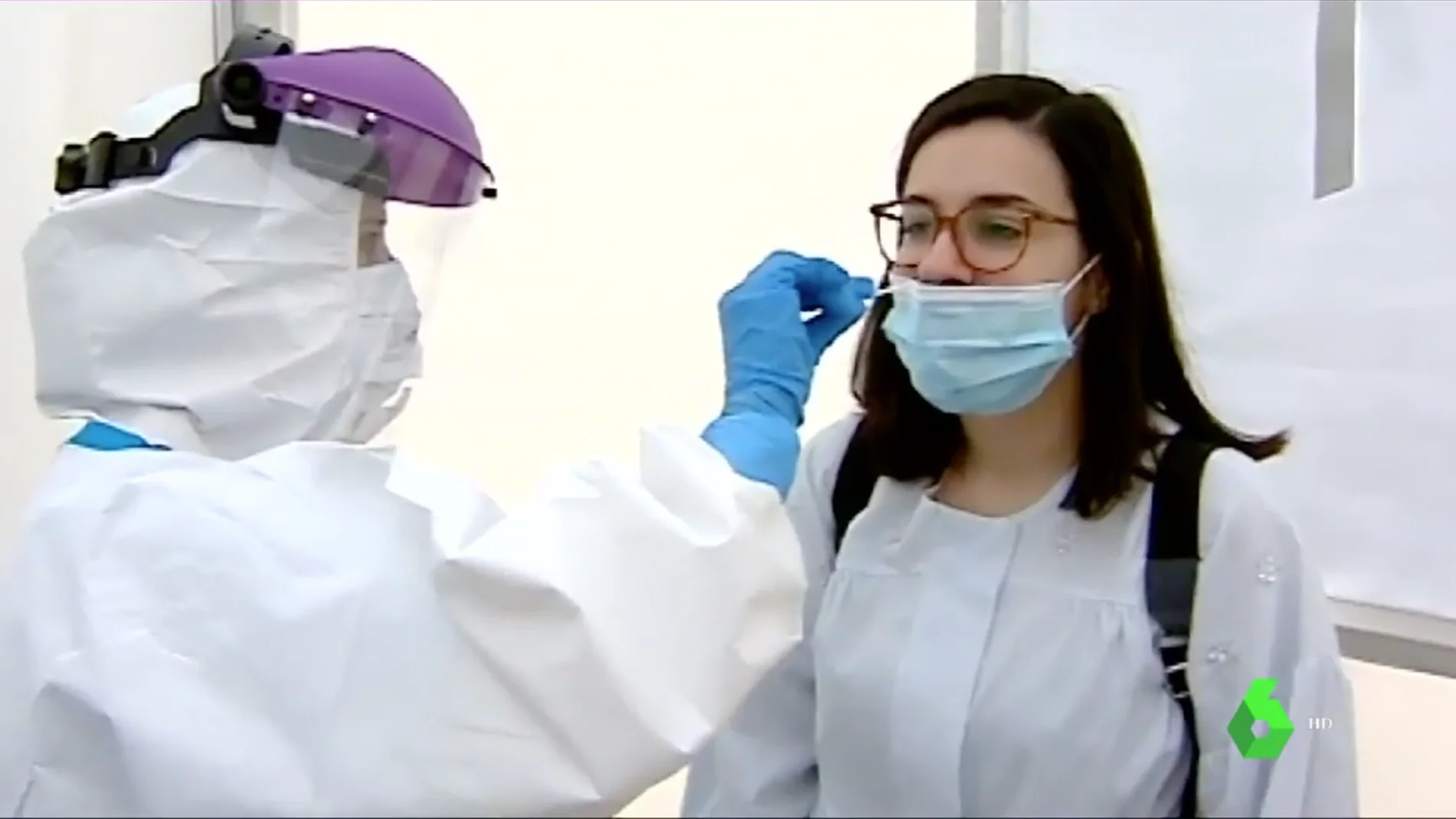 Un sanitario hace un test a una paciente para saber si tiene coronavirus
