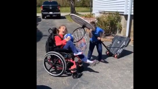 Abby Mac, jugando con su hermano