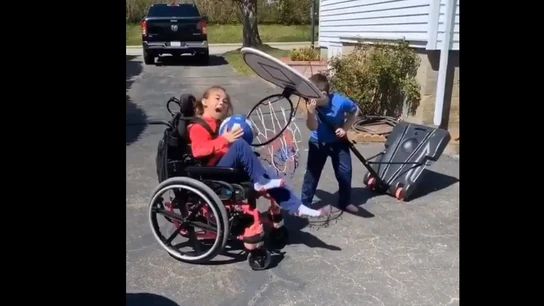 Abby Mac, jugando con su hermano Abby Mac, jugando con su hermano