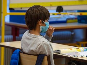 Un niño con mascarilla en un aula (Archivo) Un niño con mascarilla en un aula (Archivo)