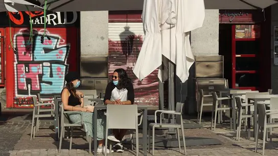 Dos personas esperan su consumición en una terraza de la Plaza Mayor en Madrid Dos personas esperan su consumición en una terraza de la Plaza Mayor en Madrid
