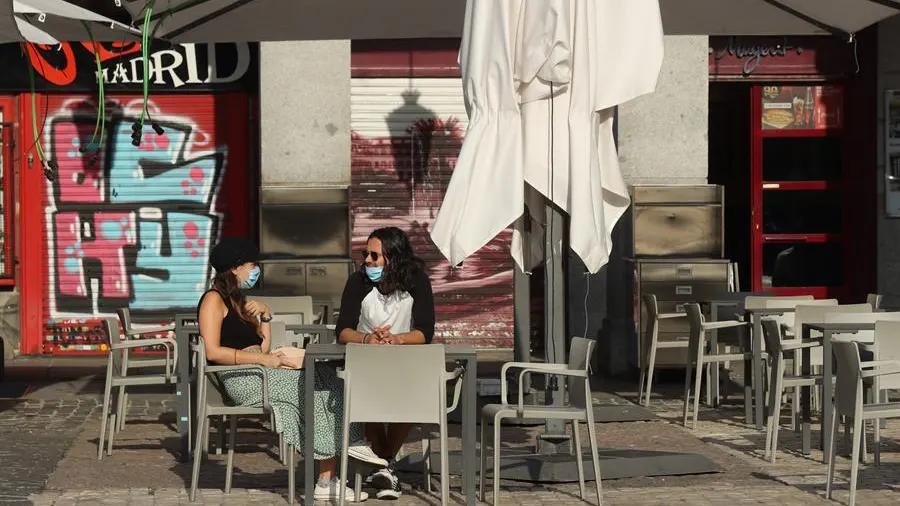  Dos personas esperan su consumición en una terraza de la Plaza Mayor en Madrid 