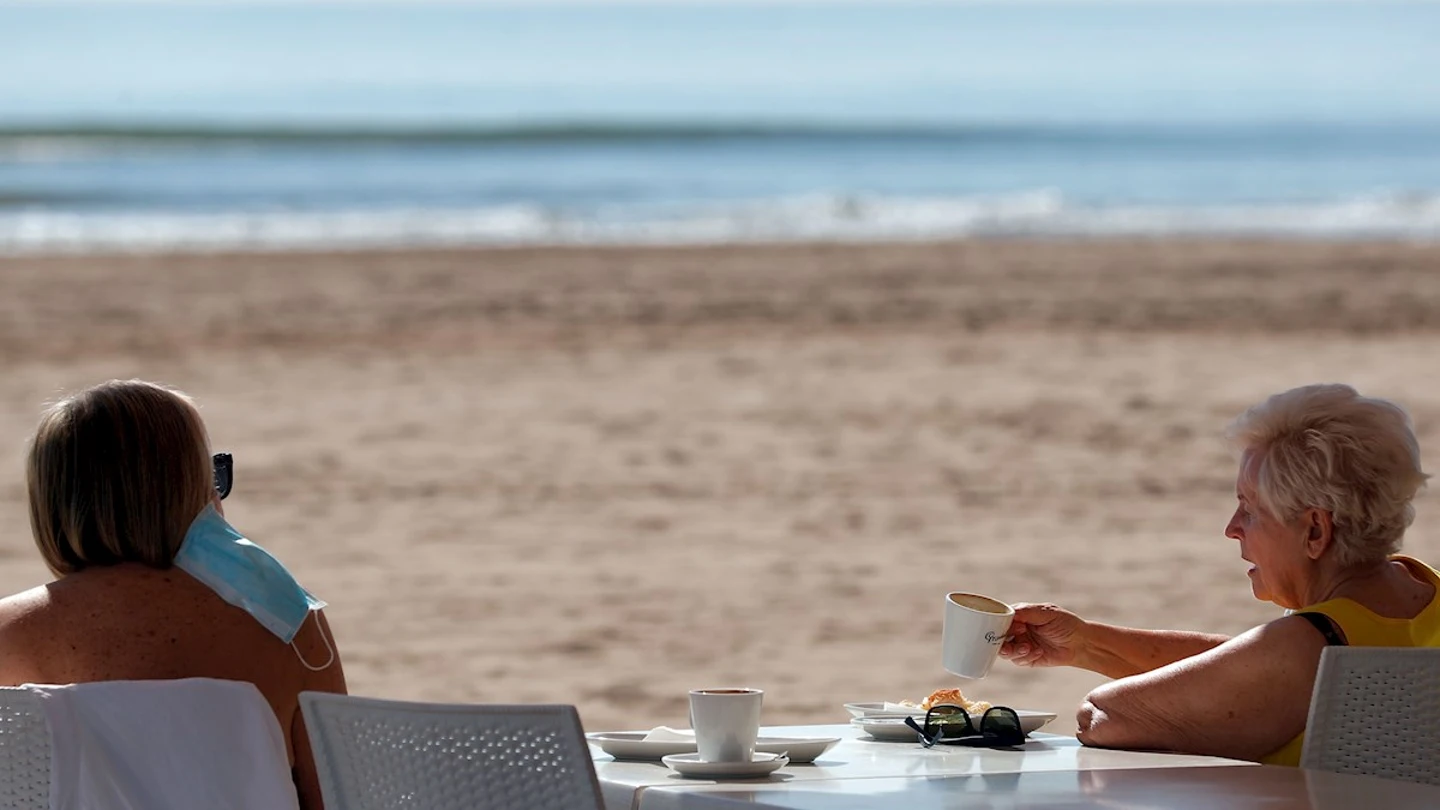 Vacaciones 2020: Cómo y cuándo podremos viajar tras la crisis del coronavirus Terraza de un bar frente a la playa