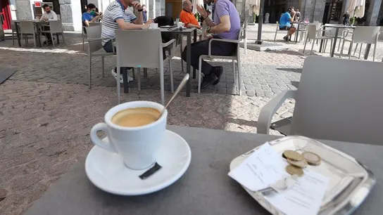 Varias personas disfrutan de la terraza de un bar. Varias personas disfrutan de la terraza de un bar.