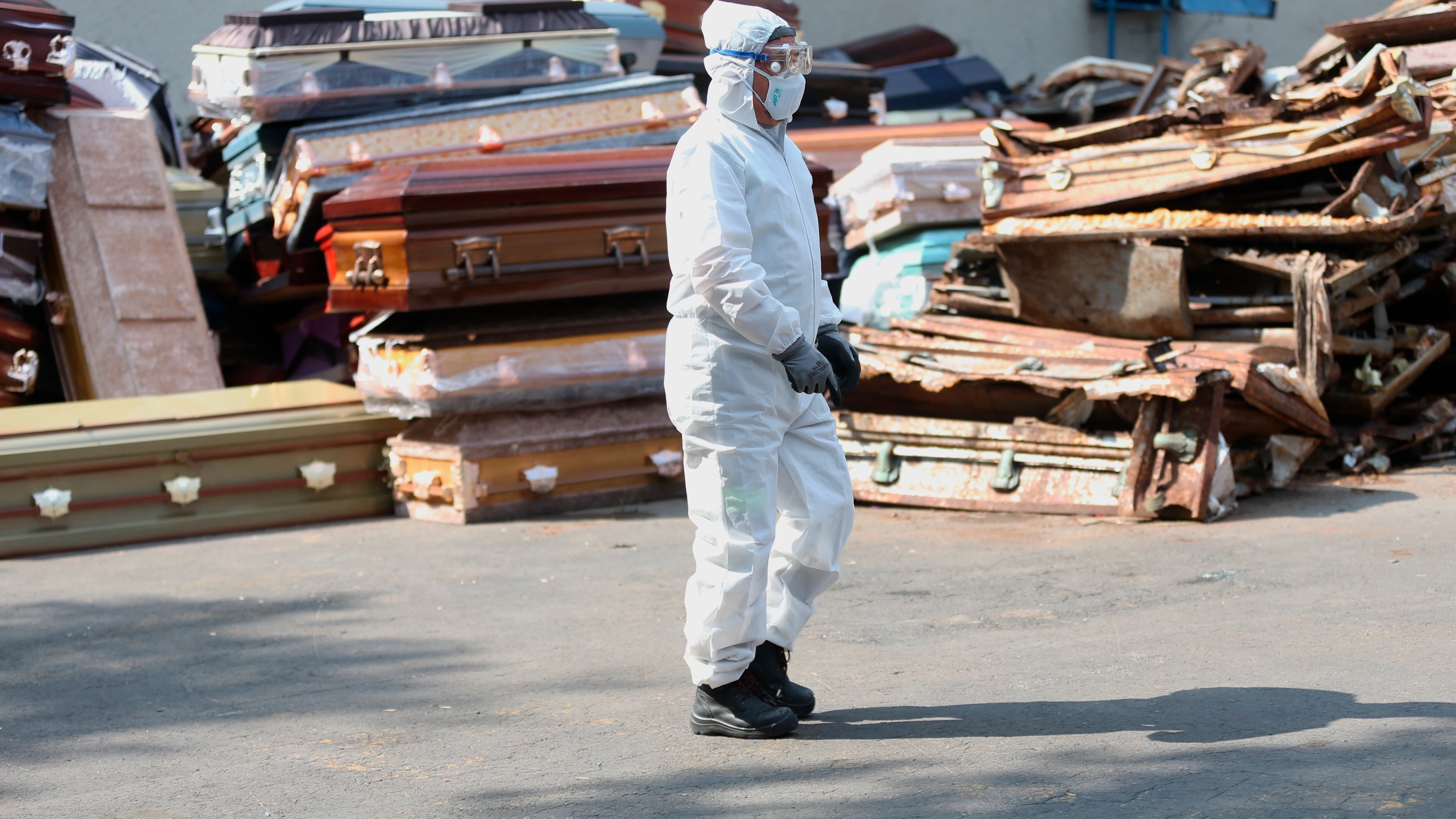 Un trabajador de un crematorio en el estado de México