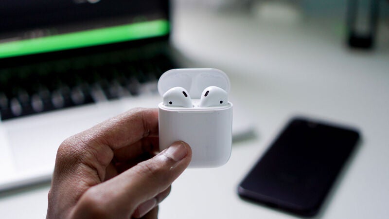 Cómo compartir el audio de tu iPhone con los Airpods de un amigo mientras escuchas música