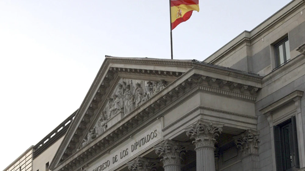 La bandera ondea a media asta en el Congreso de los Diputados durante el luto decretado por la muerte de Adolfo Suárez