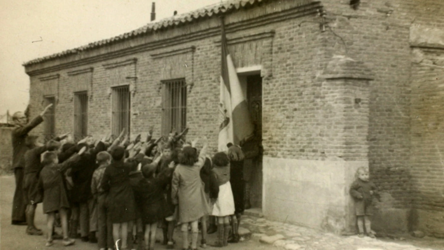 Niños cantando el 'Cara al sol'; otro se oculta tras la pared Niños cantando el 'Cara al sol'; otro se oculta tras la pared