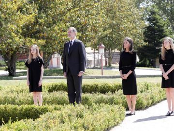 La Familia Real guarda un minuto de silencio por las víctimas del coronavirus La Familia Real guarda un minuto de silencio por las víctimas del coronavirus