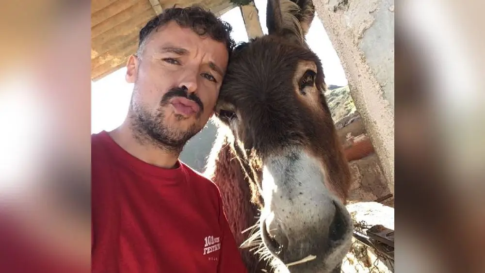 Baldomera e Ismael posan para una foto para Instagram