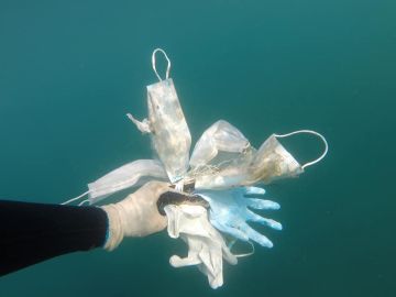 Guantes y mascarillas encontradas en el fondo del Mediterráneo. Guantes y mascarillas encontradas en el fondo del Mediterráneo.