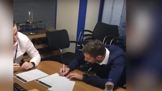 Emiliano Sala firmando con el Cardiff Emiliano Sala firmando con el Cardiff