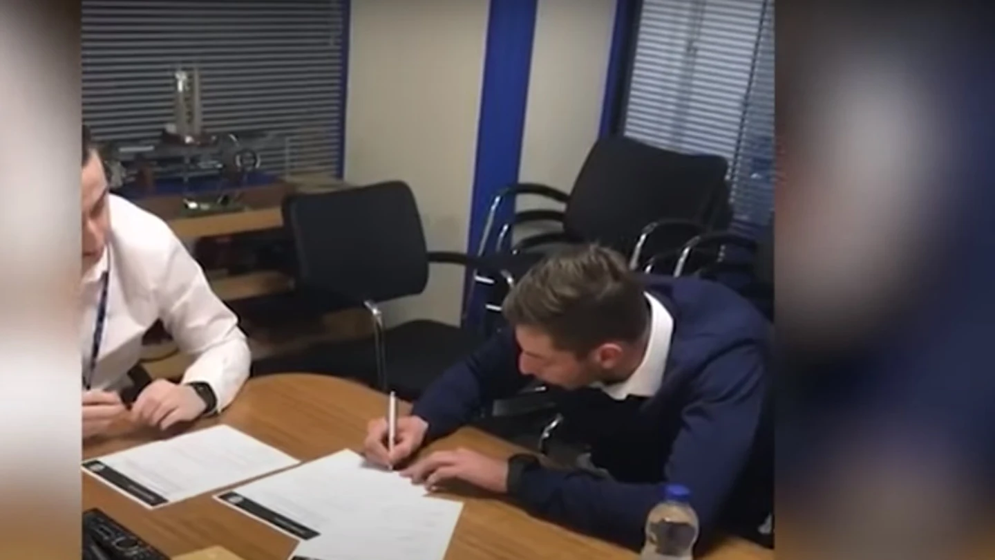 Emiliano Sala firmando con el Cardiff Emiliano Sala firmando con el Cardiff