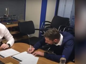 Emiliano Sala firmando con el Cardiff Emiliano Sala firmando con el Cardiff
