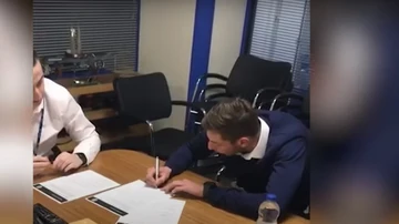 Emiliano Sala firmando con el Cardiff