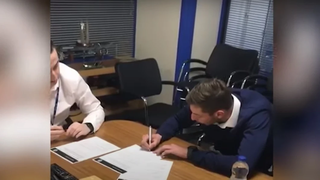 Emiliano Sala firmando con el Cardiff