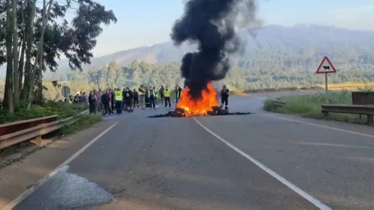 Trabajadores de Alcoa queman barricadas en el acceso a la fábrica en protesta por el despido colectivo Trabajadores de Alcoa queman barricadas en el acceso a la fábrica en protesta por el despido colectivo