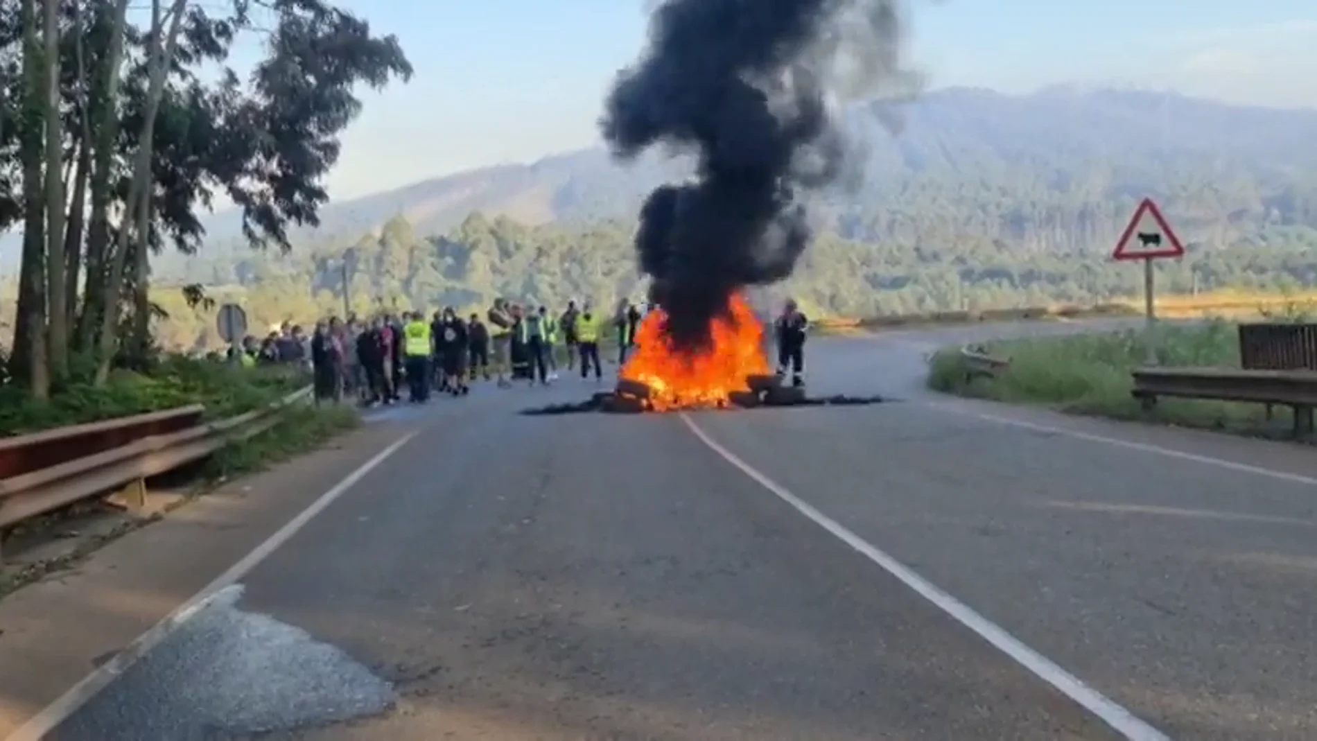 Trabajadores de Alcoa queman barricadas en el acceso a la fábrica en protesta por el despido colectivo