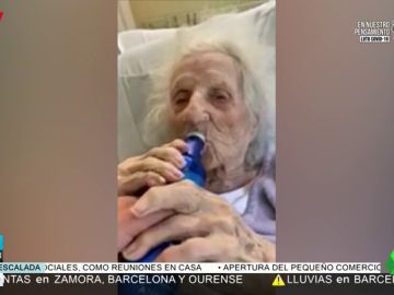 Una anciana de 103 años se toma una cerveza para celebrar que ha vencido el coronavirus Una anciana de 103 años se toma una cerveza para celebrar que ha vencido el coronavirus