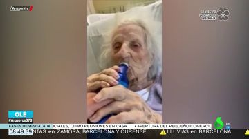 Una anciana de 103 años se toma una cerveza para celebrar que ha vencido el coronavirus
