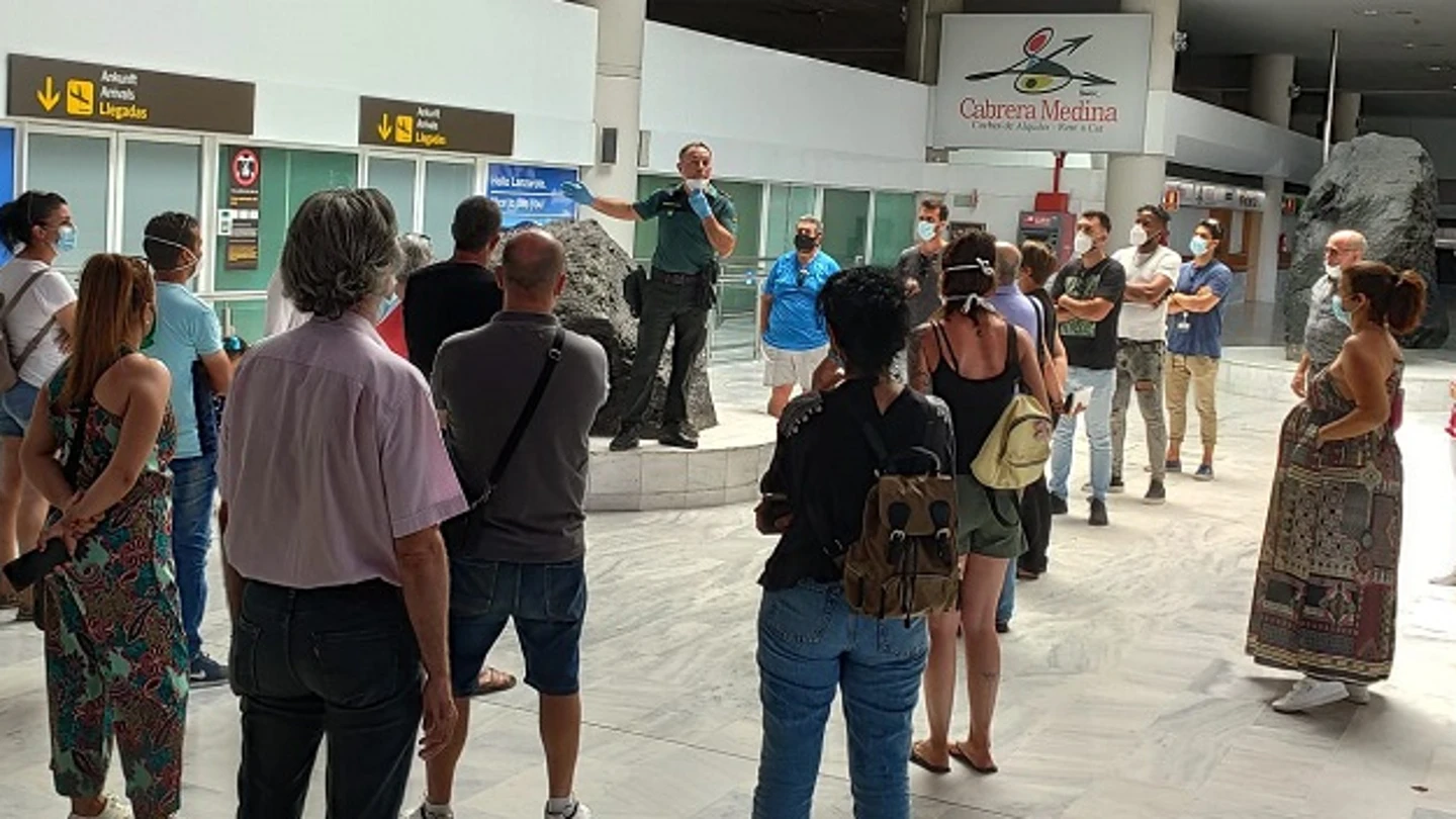 La Guardia Civil informa a los familiares que esperaban a los pasajeros del vuelo informando a los familiares que esperaban a los pasajeros del vuelo