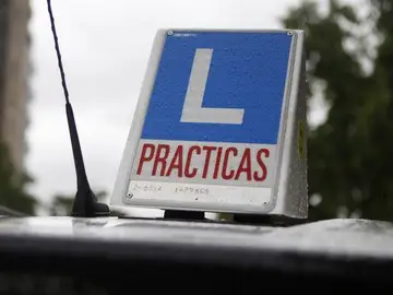 Coche de práctica de autoescuela.  Coche de práctica de autoescuela.