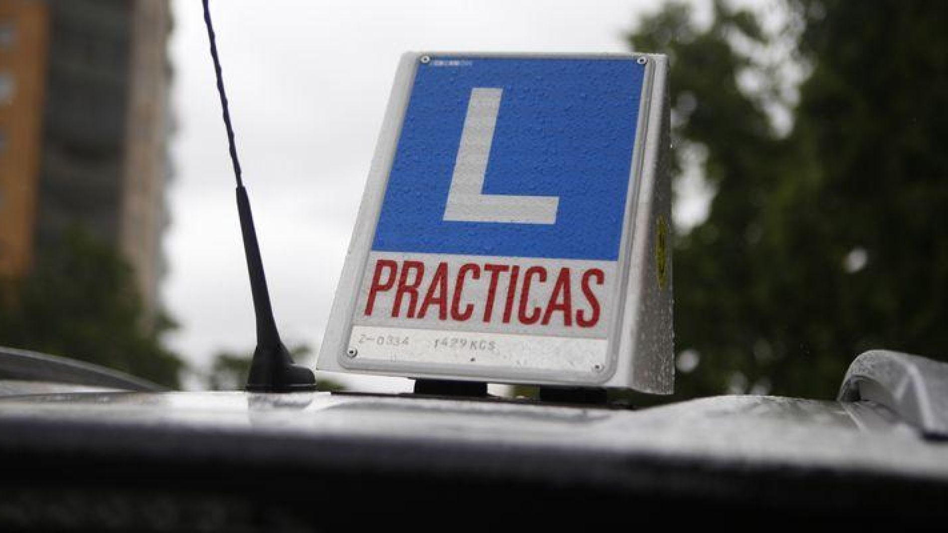 Coche de pr&aacute;ctica de autoescuela. 