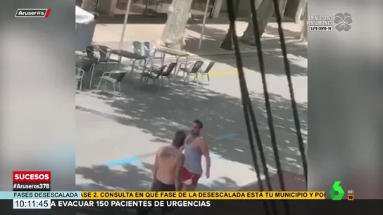 Graban una pelea entre dos hombres en una terraza de Dénia en plena desescalada Graban una pelea entre dos hombres en una terraza de Dénia en plena desescalada