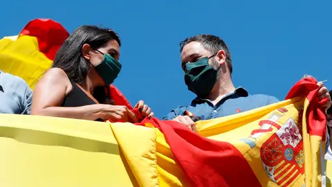 Santiago Abascal y Rocío Monasterio El líder de Vox, Santiago Abascal, y la portavoz del partido en la Asamblea Rocío Monasterio, participan en una de las manifestaciones promovidas por su partido contra la gestión del Gobierno