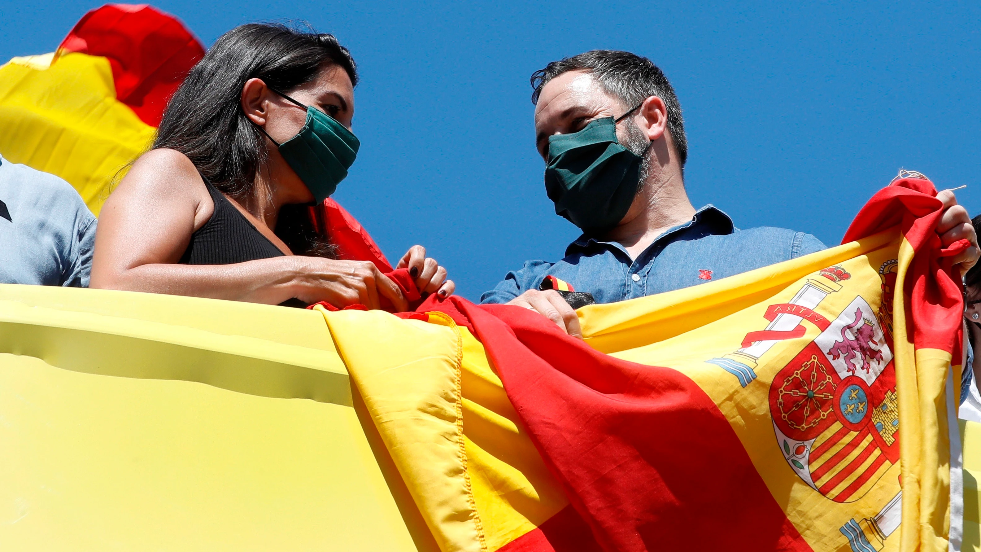 El líder de Vox, Santiago Abascal, y la portavoz del partido en la Asamblea Rocío Monasterio, participan en una de las manifestaciones promovidas por su partido contra la gestión del Gobierno