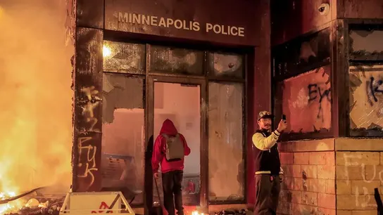 La comisaría de Minneapolis incendiada en las protestas por la muerte de George Floyd a manos de la Policía La comisaría de Minneapolis incendiada en las protestas por la muerte de George Floyd a manos de la Policía