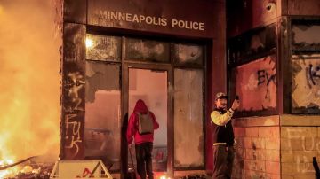 La comisaría de Minneapolis incendiada en las protestas por la muerte de George Floyd a manos de la Policía