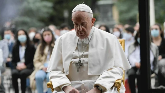Imagen del papa Francisco rezando Imagen del papa Francisco rezando