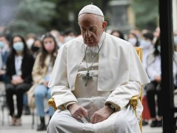 Imagen del papa Francisco rezando Imagen del papa Francisco rezando