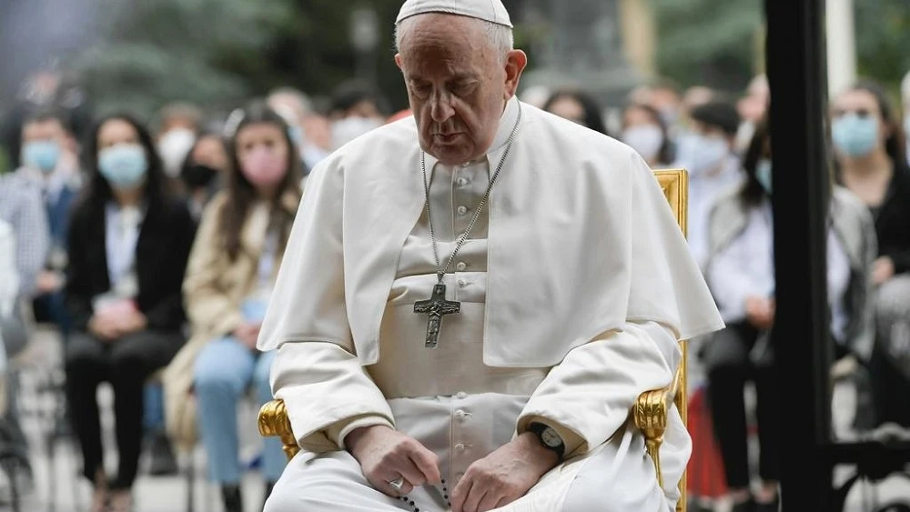 Imagen del papa Francisco rezando