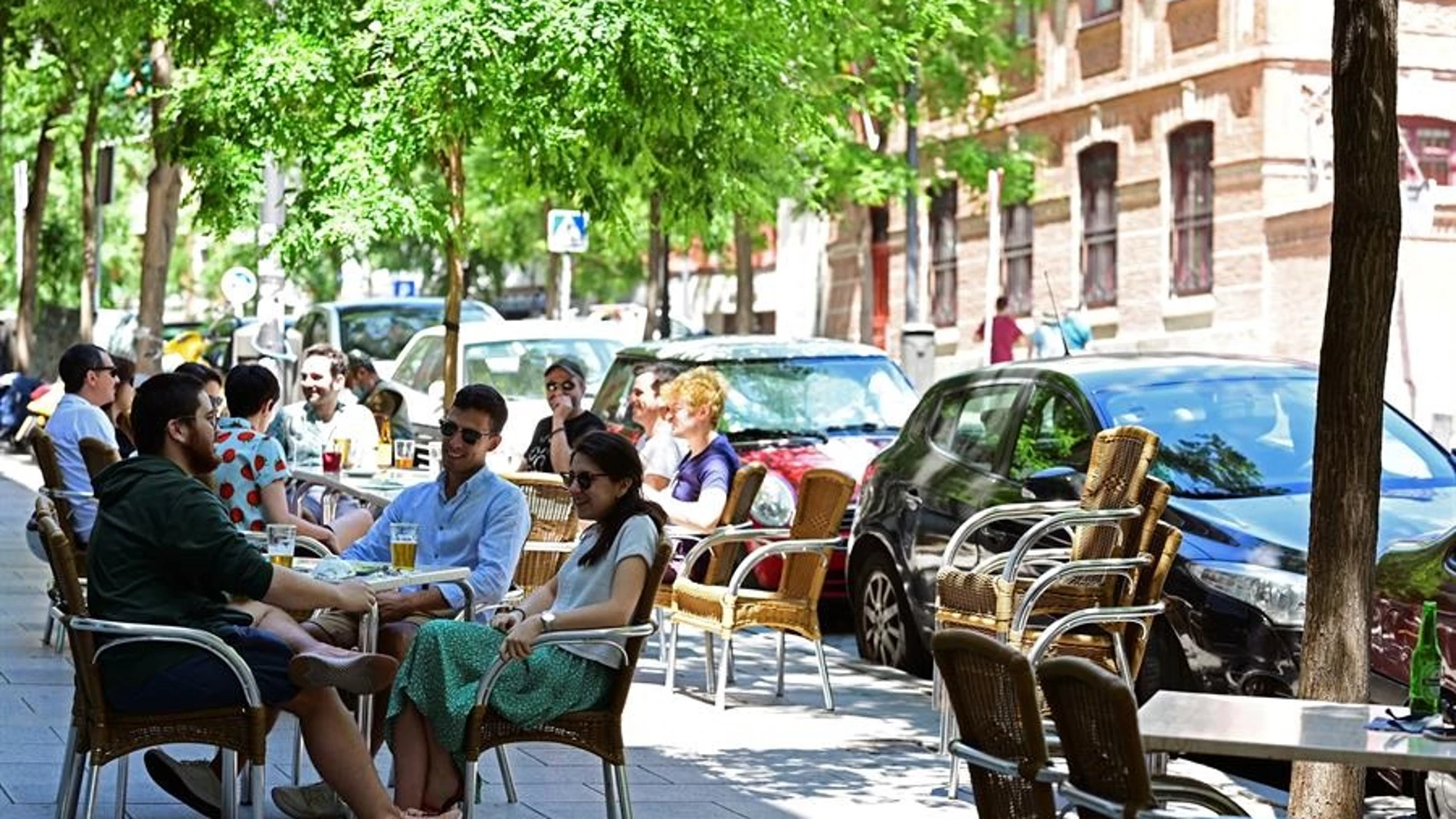 Personas en una terraza en el madrileño barrio de Lavapiés