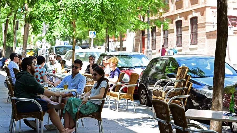 Personas en una terraza en el madrileño barrio de Lavapiés