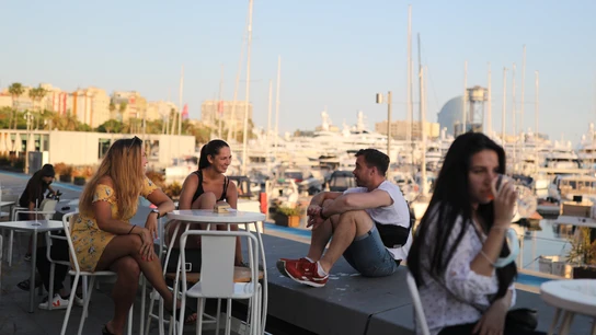 Un grupo de personas se reúne en una terraza de Barcelona Un grupo de personas se reúne en una terraza de Barcelona