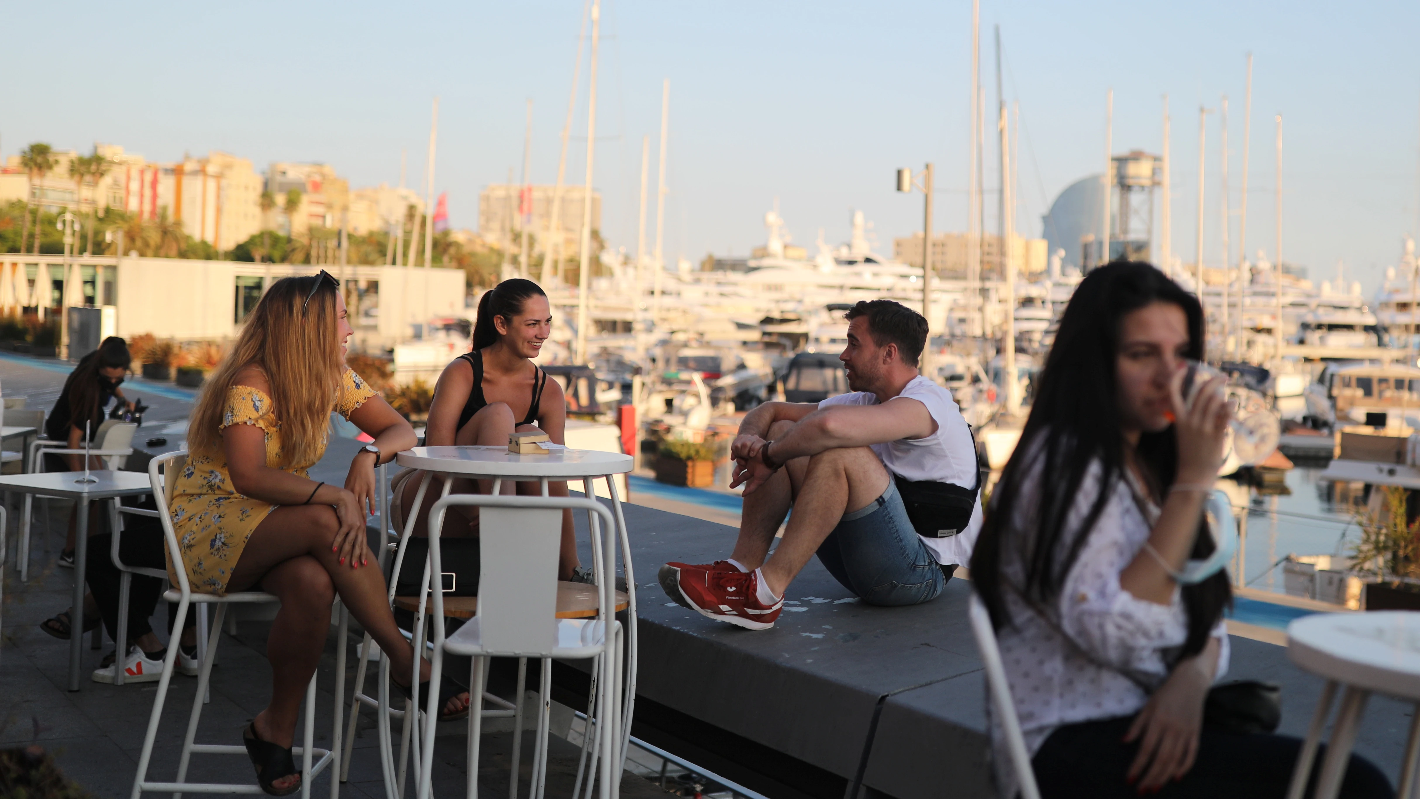 Un grupo de personas se reúne en una terraza de Barcelona