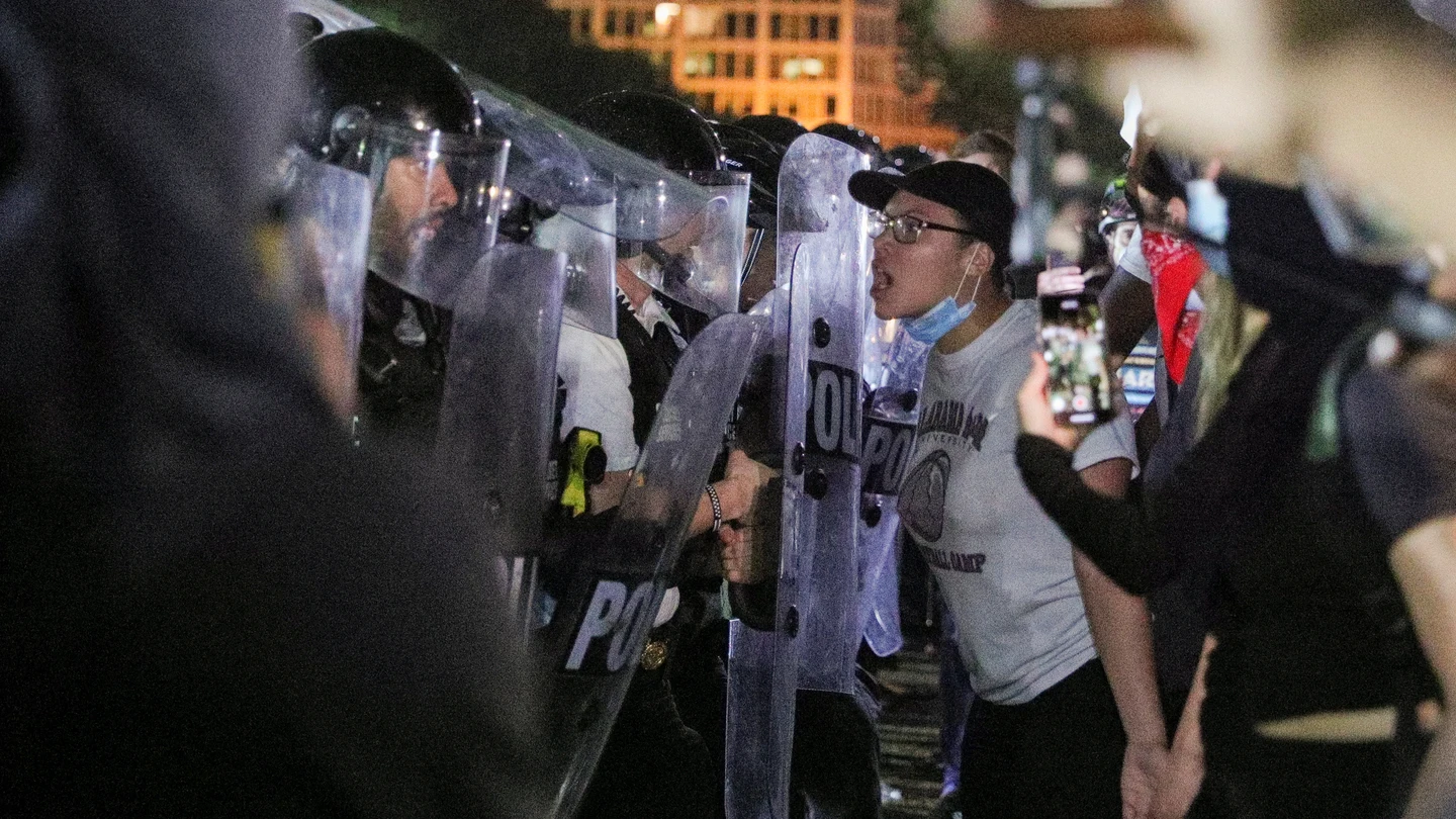 Manifestantes se encaran ante la Policía en las protestas por la muerte de George Floyd Manifestantes se encaran ante la Policía en las protestas por la muerte de George Floyd