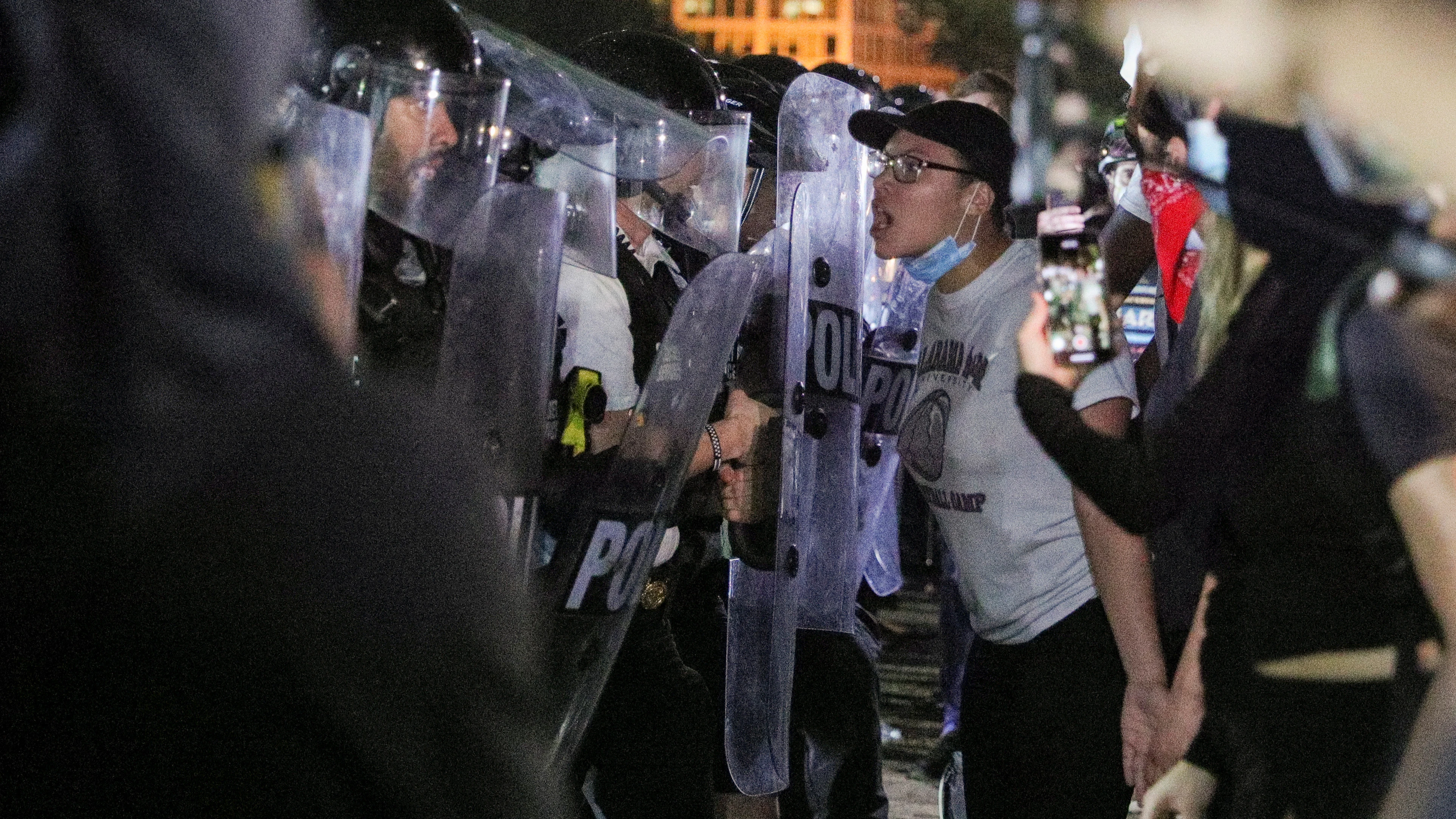 Manifestantes se encaran ante la Policía en las protestas por la muerte de George Floyd