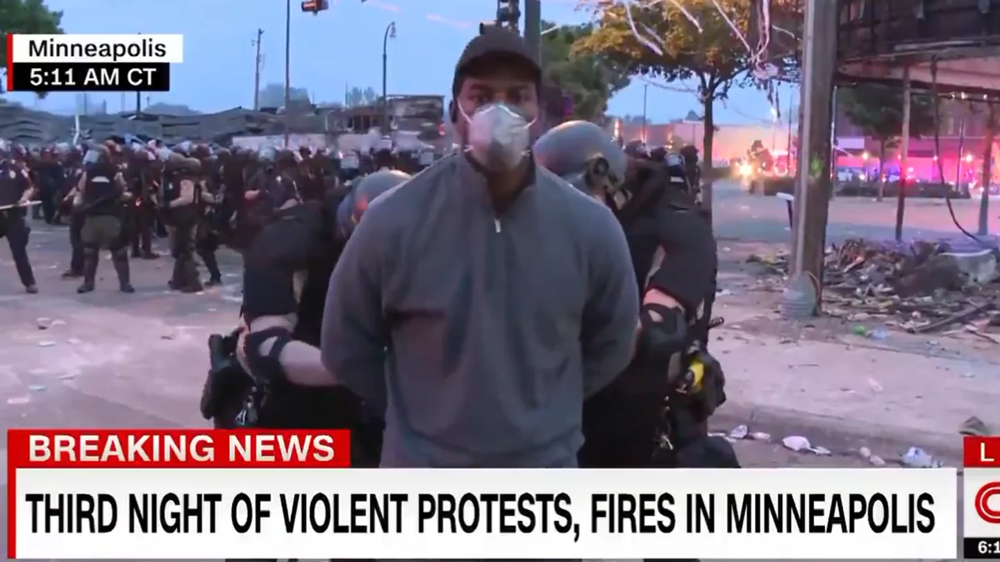 Omar Jiménez, reportero de la CNN, siendo detenido por la Policía Omar Jiménez, reportero de la CNN, siendo detenido por la Policía