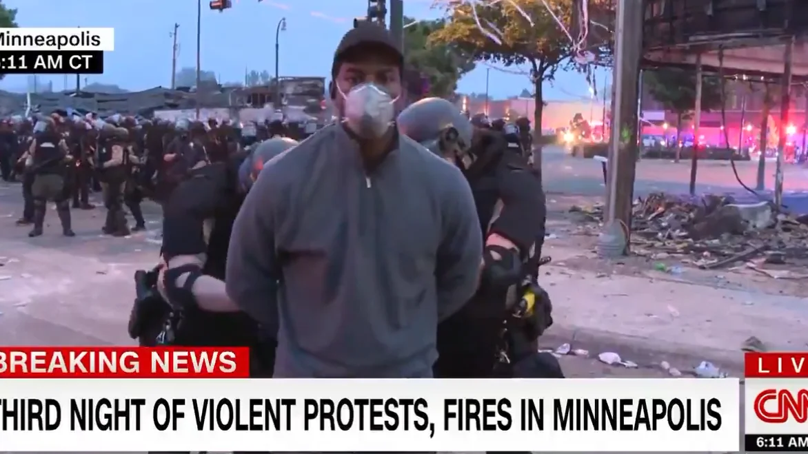 Omar Jiménez, reportero de la CNN, siendo detenido por la Policía